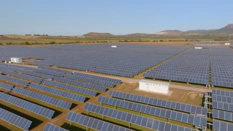 empuje hacia adelante por encima del parque solar ecológico, día soleado con un cielo azul