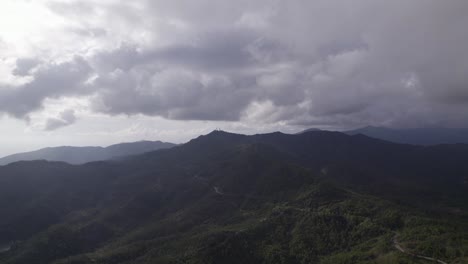 Fascinante-Toma-De-Video-Volando-Sobre-El-área-Del-Paso-Bracco-Con-Un-Pararrayos-En-El-Centro-De-La-Imagen