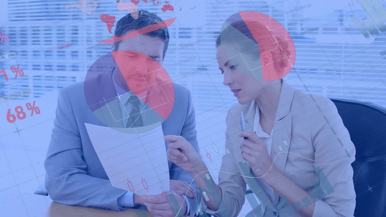 анимация обработки данных и диаграммы над кавказскими бизнесменами, обсуждающими работу в офисе