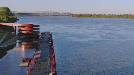 Puerto-De-Transbordadores-A-Lo-Largo-Del-Río-Mississippi-En-Memphis,-Tn