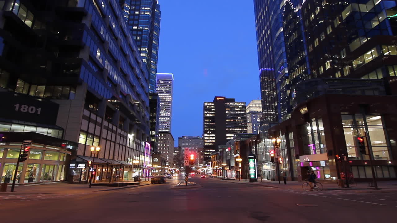 Timelapse cinematografico del traffico cittadino intenso di notte