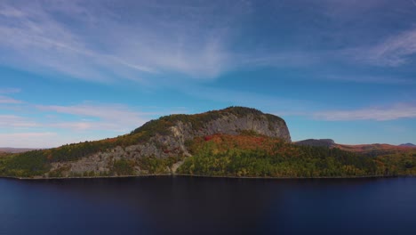 Tobogán-Aéreo-A-La-Derecha-Pasando-La-Montaña-Kineo-Sobre-El-Lago-Moosehead-En-Otoño