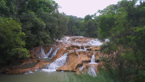 toma de drones de las cascadas de agua azul y las cascadas encontradas en el río xanil en chiapas mexico