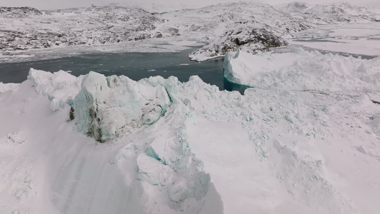 ilulissat icefjord의 바다와 얼음 위의 드론