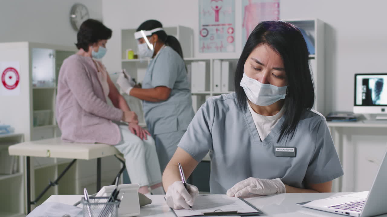 노트북에서 일하는 여성 의사