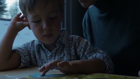 Niño-Y-Madre-Leyendo-Un-Libro-Infantil-En-El-Tren.