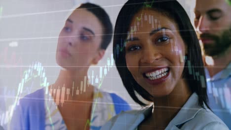 animación de gráficos moviéndose sobre mujer de negocios sonriente biracial con compañeros de trabajo en la oficina