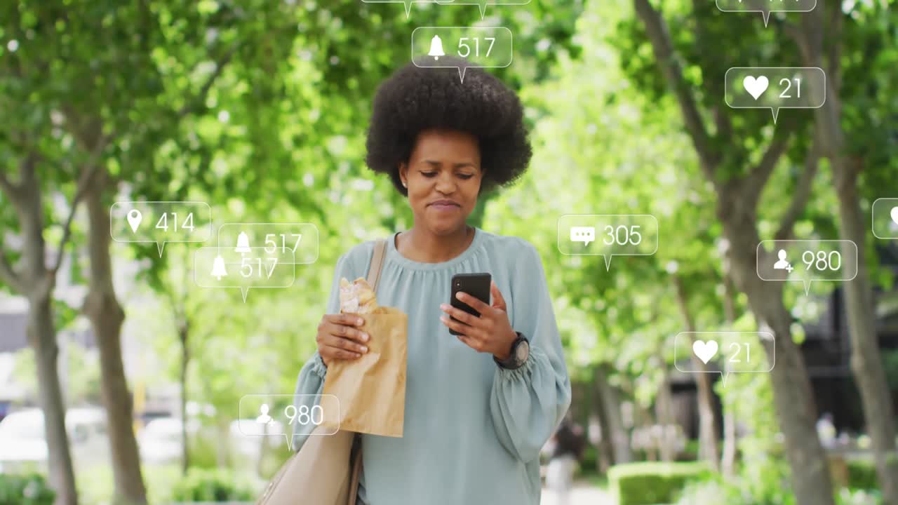 animación del procesamiento de datos de las redes sociales sobre una mujer afroamericana que usa un teléfono inteligente