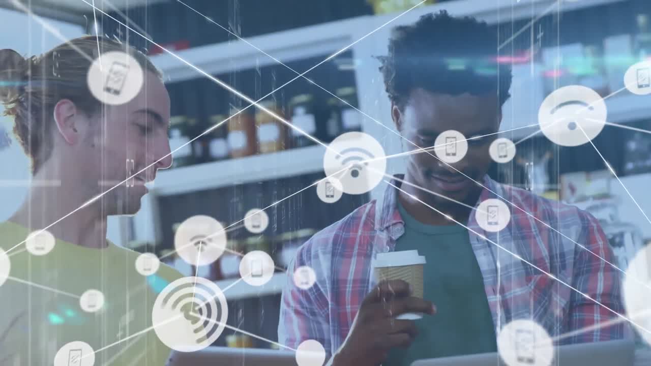 animación de la red de conexiones con iconos sobre diversas personas que utilizan tableta