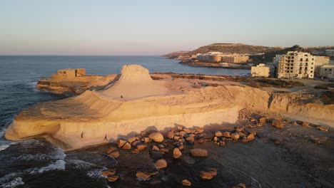 Una-Vista-Cinematográfica-De-Las-Salinas-De-Xwejni-Hacia-La-Roca-Amarilla-De-Xwejni-En-La-Isla-De-Gozo-En-Malta