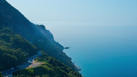 Zeitraffer-Von-Autos,-Die-Auf-Einer-Bergstraße-Neben-Der-Felsigen-Küste-Der-Adria-In-Budva,-Montenegro-Fahren