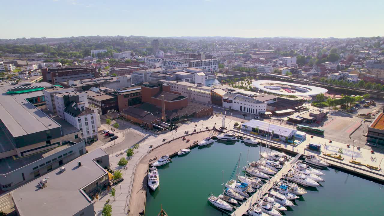 노르웨이의 샌드네스 시의 피오르드 끝에 있는 혁신적인 건축 건물, 마리나 및 구조물