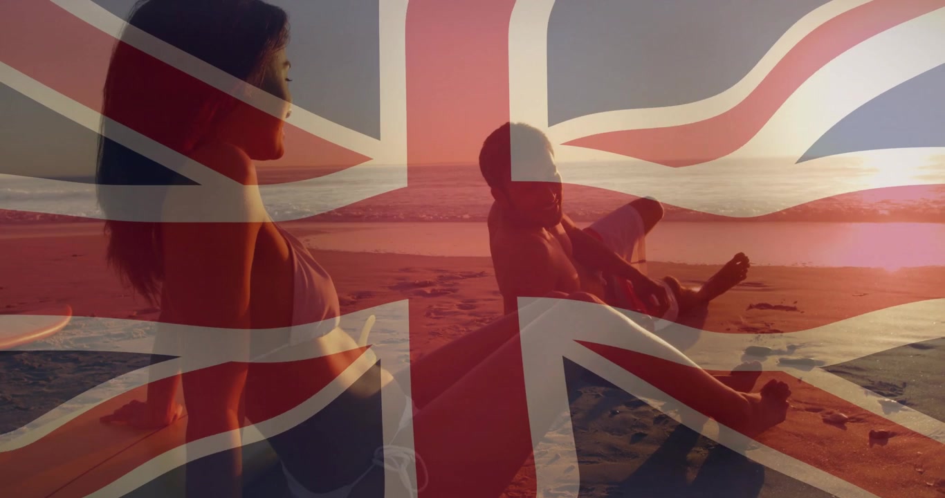 Een openende Union Jack overlay toont een reisscène met zonsondergang op het strand, waar een stel ontspannen achterover leunt.