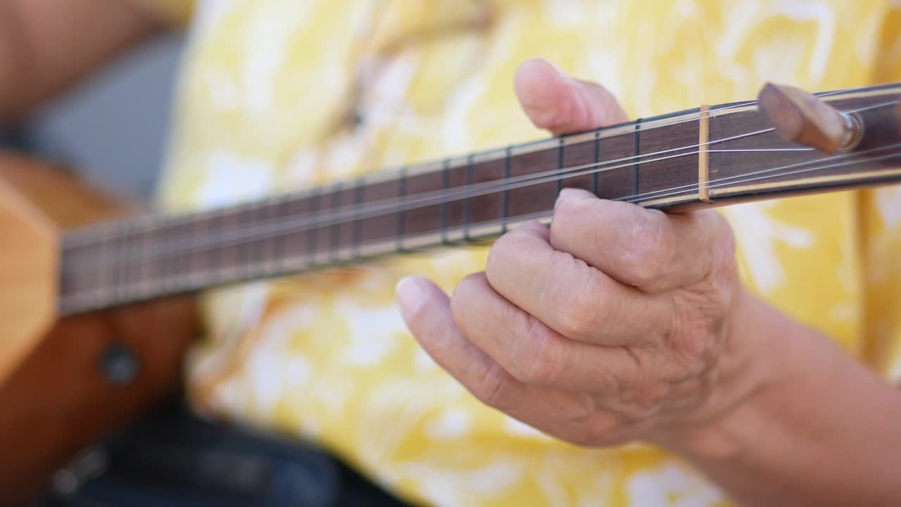 hombre anciano tocando un saz