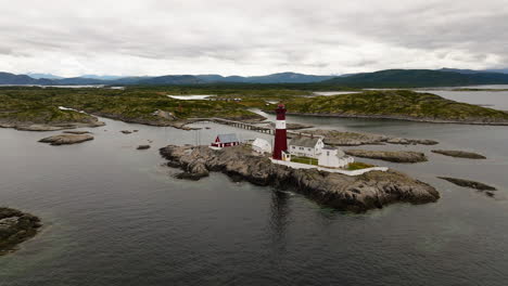 orbita aérea establece el faro de la isla de tranoy y el puente peatonal histórico, noruega