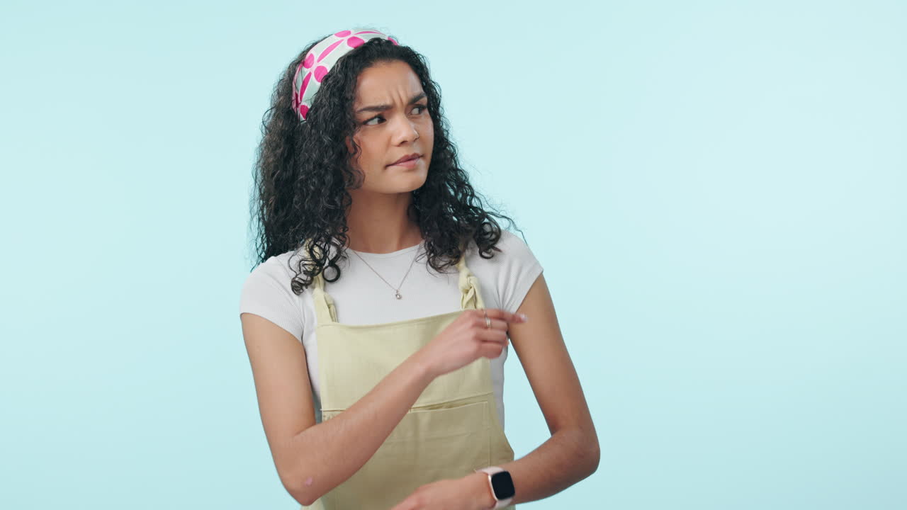 Avaliação, sim e mulher apontando com promoção