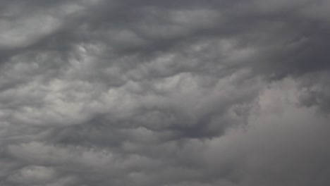 el tiempo retrocede mientras las nubes de tormenta se preparan.