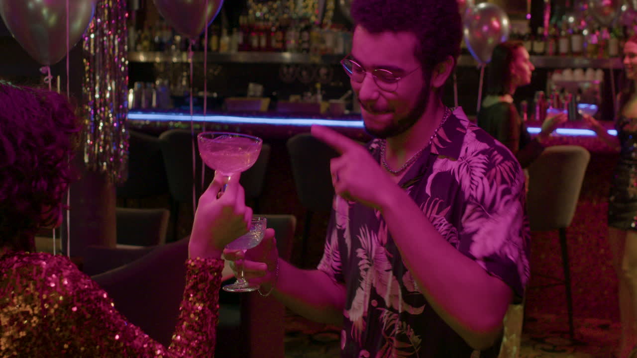 파티에서 춤을 추는 친구들