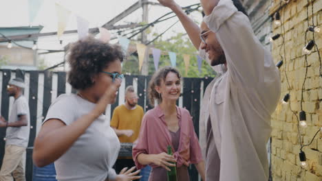 amigos divirtiéndose en una fiesta en el patio trasero
