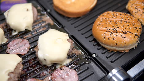 Patty-Mit-Käse-Und-Brötchen-Im-Griller-Grillen---Burger-Zubereiten