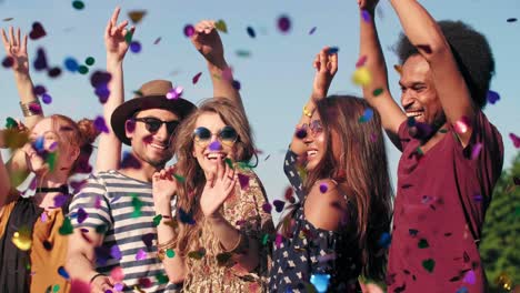 un grupo de amigos bailando en confeti