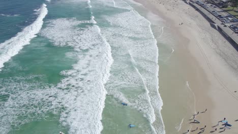 Surfistas-Locales-Surfeando-En-La-Playa-De-Bondi-En-Un-Día-Soleado-En-Bondi,-Nsw,-Austalia