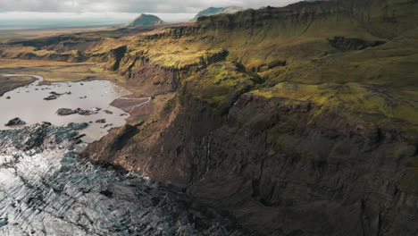 Luftaufstieg-über-Die-Dramatische,-Zerklüftete-Berglandschaft-Islands,-Schmelzender-Gletscher