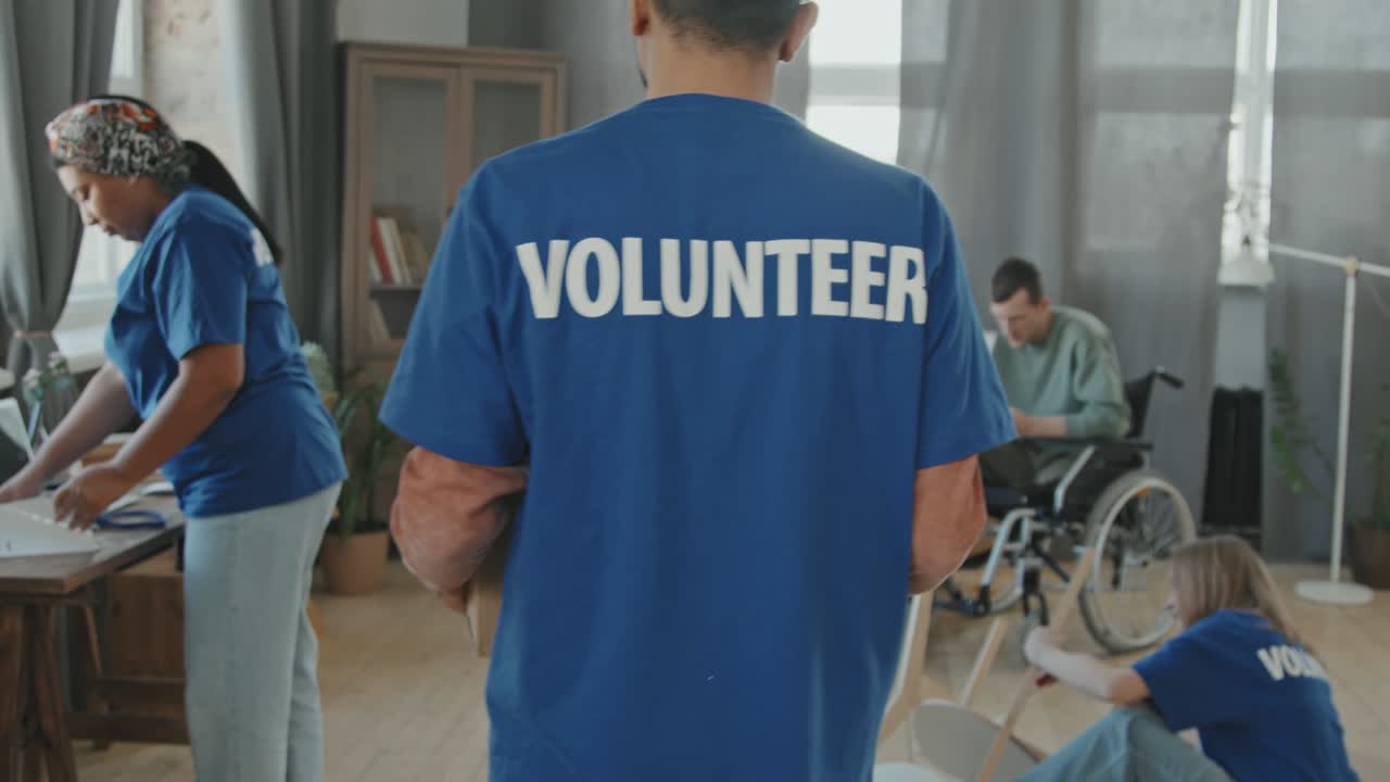 voluntario que lleva una caja de cartón