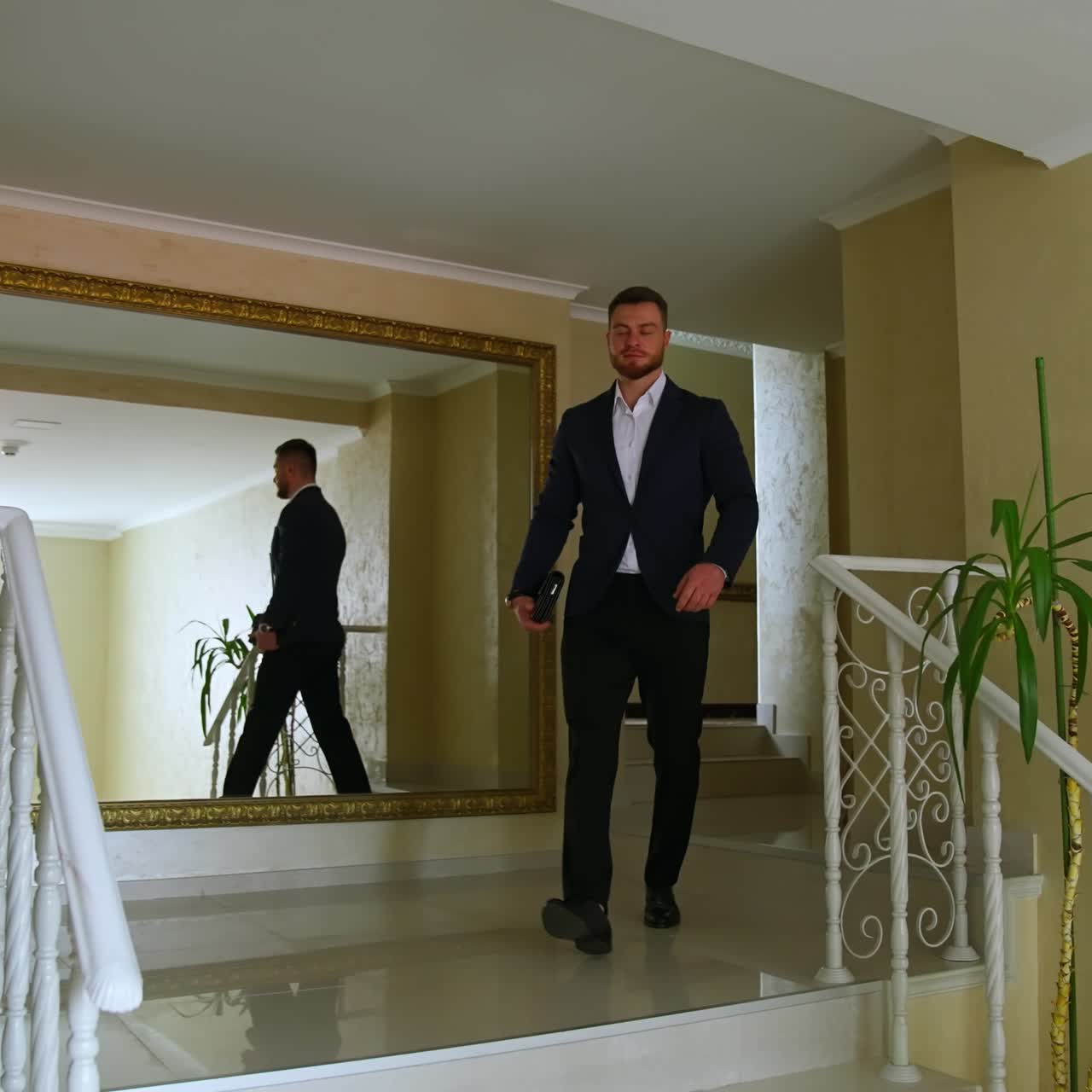 Uomo d'affari nel corridoio dell'hotel