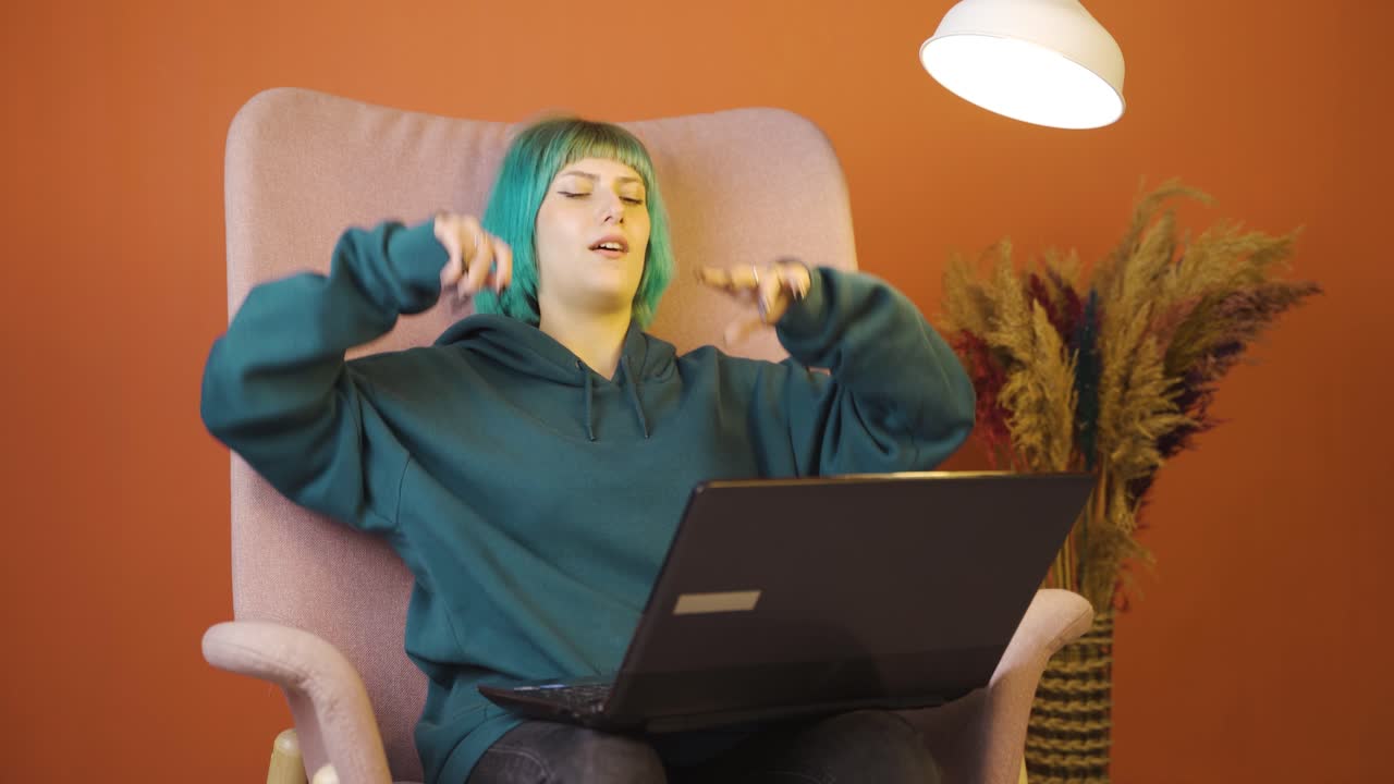 después de terminar su trabajo, la joven se relaja.