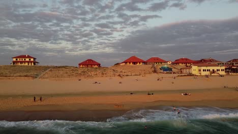 Spielende-Kinder-Am-Strand-Von-Vieux-Boucaux-In-Den-Landes,-Aquitanien