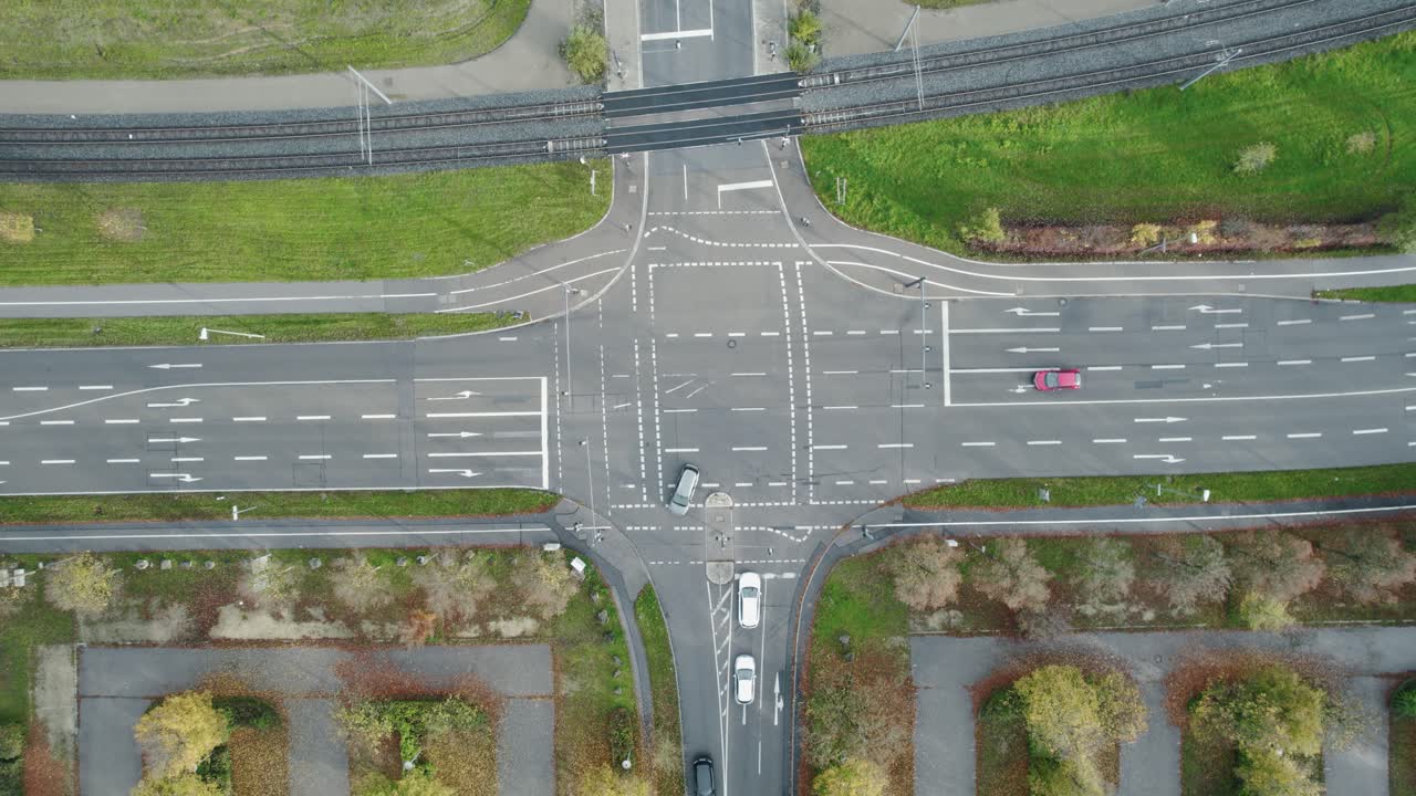 vista aérea de arriba hacia abajo coches girando a la izquierda en la intersección en augsburg
