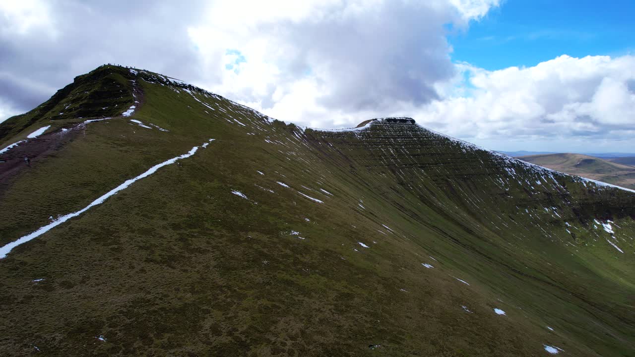 브레콘 비콘 (brecon beacons) 의 페니 팬 (penny fan) 과 코른 듀 (corn du) 의 장엄한 산맥의 공중 풍경