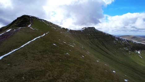 Luftaufnahme-Des-Pen-Y-Fan-Und-Der-Majestätischen-Corn-Du-Bergkette-In-Den-Brecon-Beacons