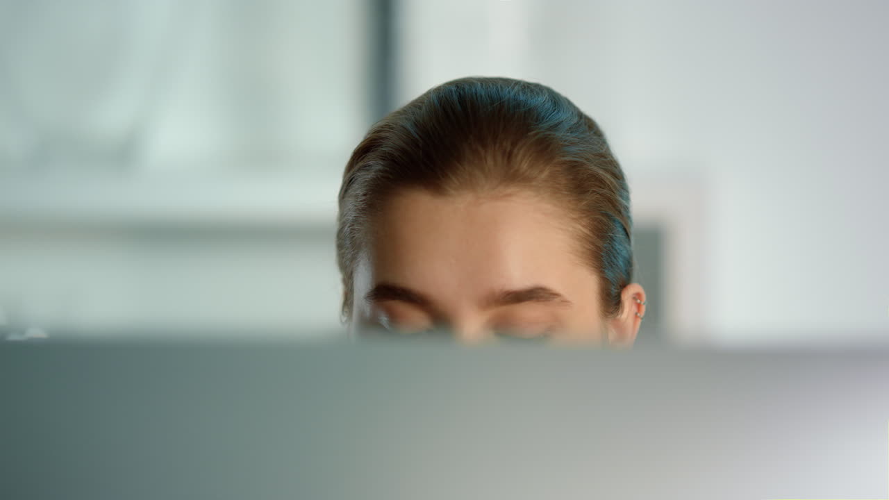 estudiante mirando la pantalla de la computadora de cerca. niña enfocada estudiando usando una computadora portátil.