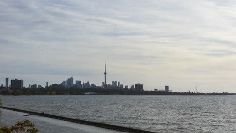 Lapso-De-Tiempo-Del-Horizonte-Del-Centro-De-Toronto-Desde-El-Puente-De-La-Bahía-Humber