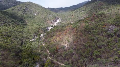 Vista-Aérea-Sobre-Bosques-Secos-De-Esclerófilos-Cerca-De-Emerald-Falls-Creek