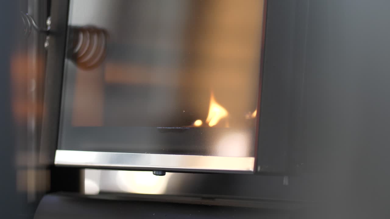 핀란드 사우나를 가열하는 불, 클로즈업