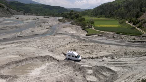 RV-Abenteuer,-Das-Flussufer,-Trockenen-Fluss-Erkundet