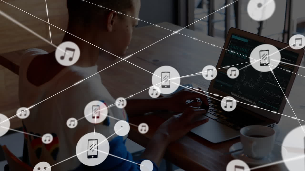 animación de iconos conectados con líneas y mujer afroamericana con cabello corto trabajando en una computadora portátil