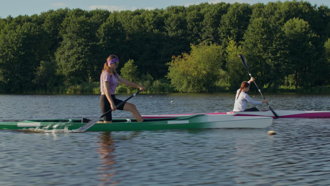 Kayak su un lago