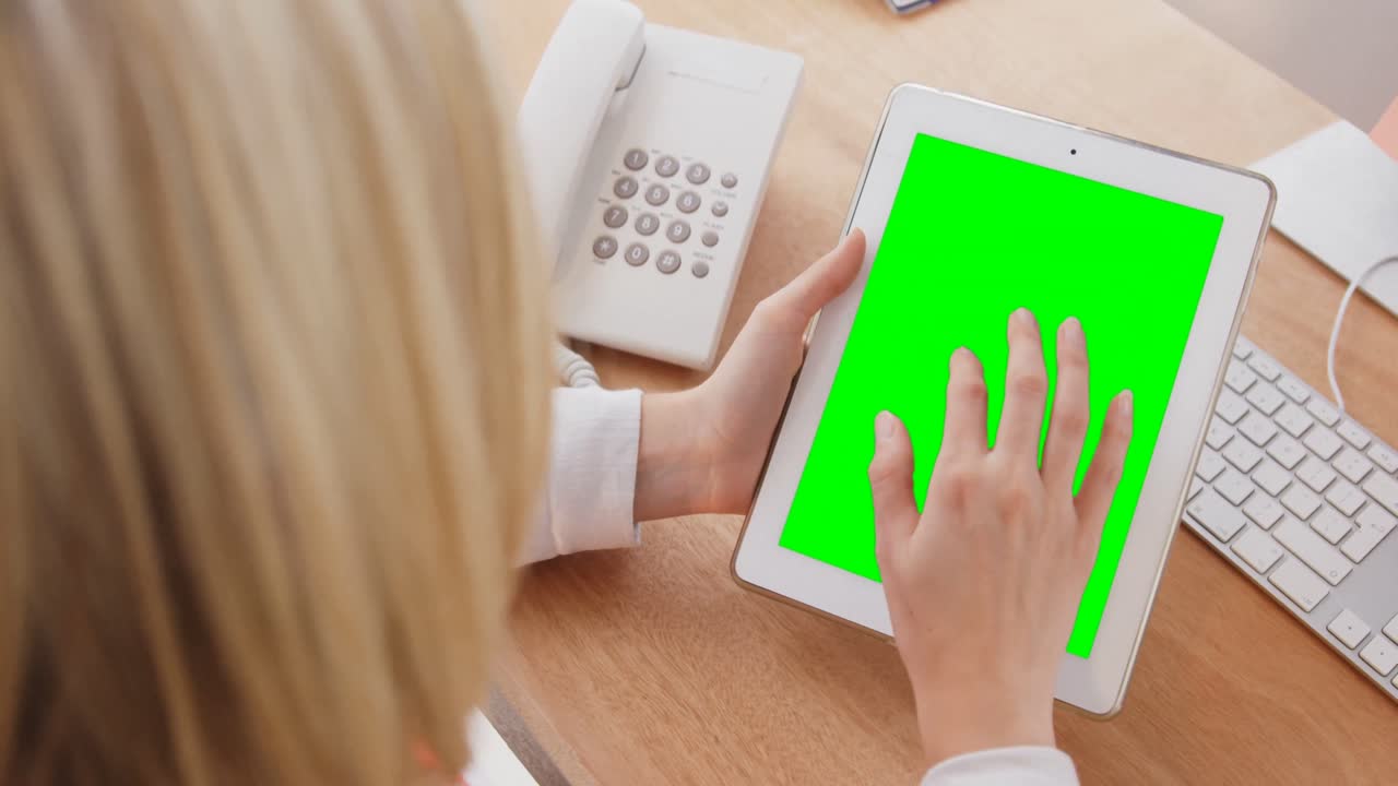 mujer de negocios usando una tableta digital en su escritorio