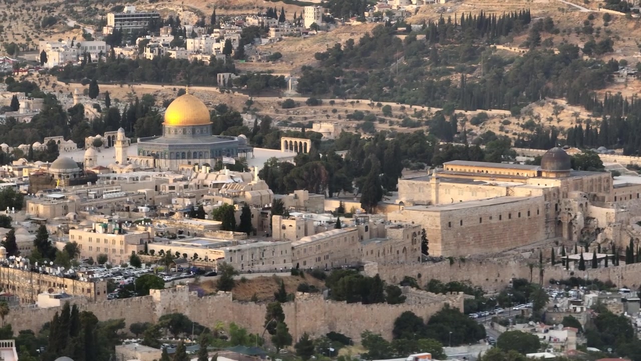 Telefoto fra høj vinkel af Tempelbjergets kompleks med Al-Aqsa-moskeen og Klippemoskeen i Jerusalem ved solnedgang
