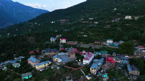 tomada aérea de drones de los dramáticos acantilados y el paisajístico terreno de kalpa con kinner kailash en el aire.