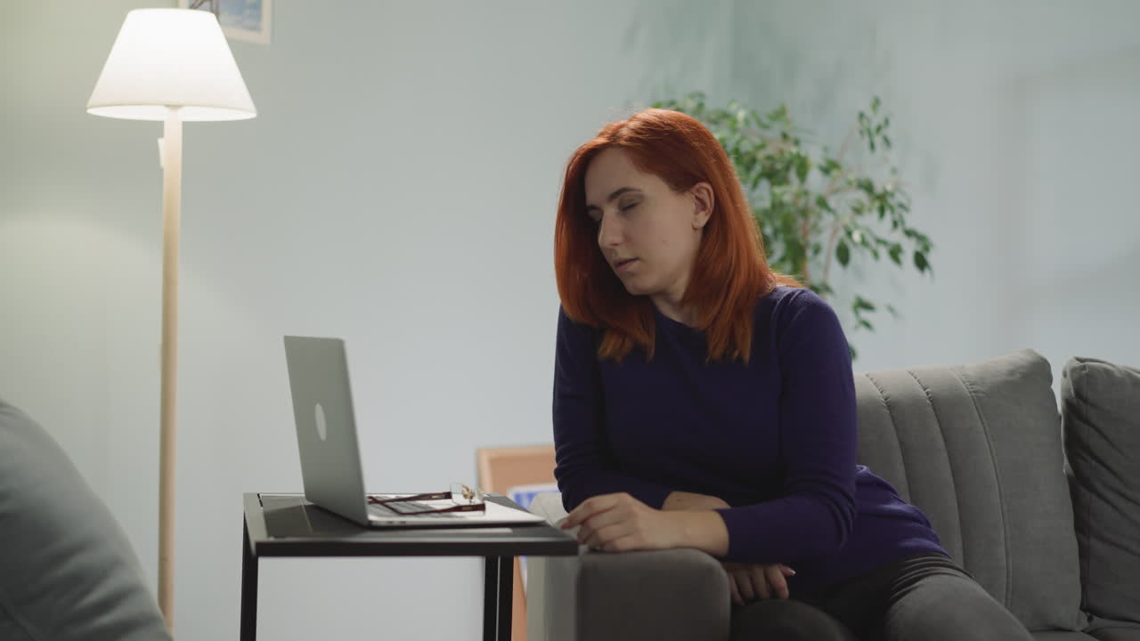mujer se quita las gafas para dejar que los ojos descansen después del trabajo en la habitación