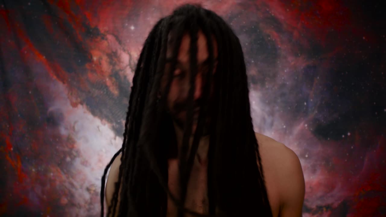 un hombre mulato nervioso reuniendo sus pensamientos, tirando de las rastas