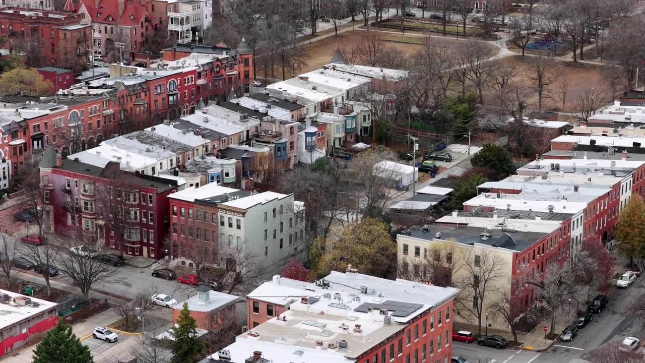Typische Amerikaanse rijtjeshuizen en herenhuizen in verschillende kleuren. Rustige voorstadswijk van een Amerikaanse stad in de winter. Brede luchtfoto.