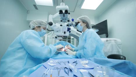 operación de cirugía plástica de blefaroplastia, centrada en el rejuvenecimiento y la modificación de la región del ojo.