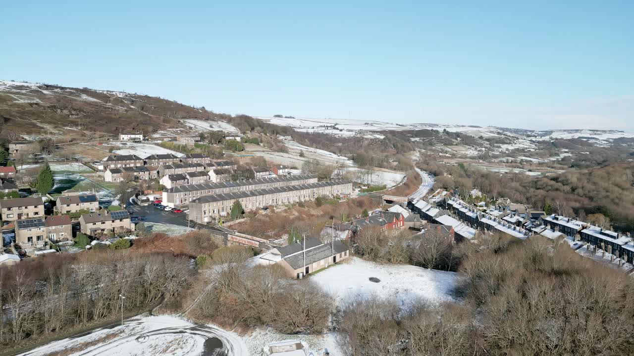 Inverno Veduta aerea cinematografica paesaggio urbano con tetti coperti di neve 4K Marsden Village West Yorkshire, Inghilterra