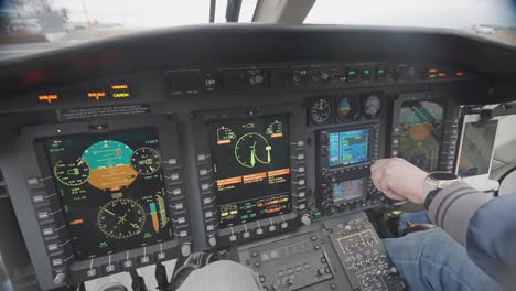 presenciar la instrumentación detallada y los controles del tablero del helicóptero en un primer plano mientras el piloto se prepara meticulosamente para el despegue, asegurándose de que todo esté en orden para el vuelo